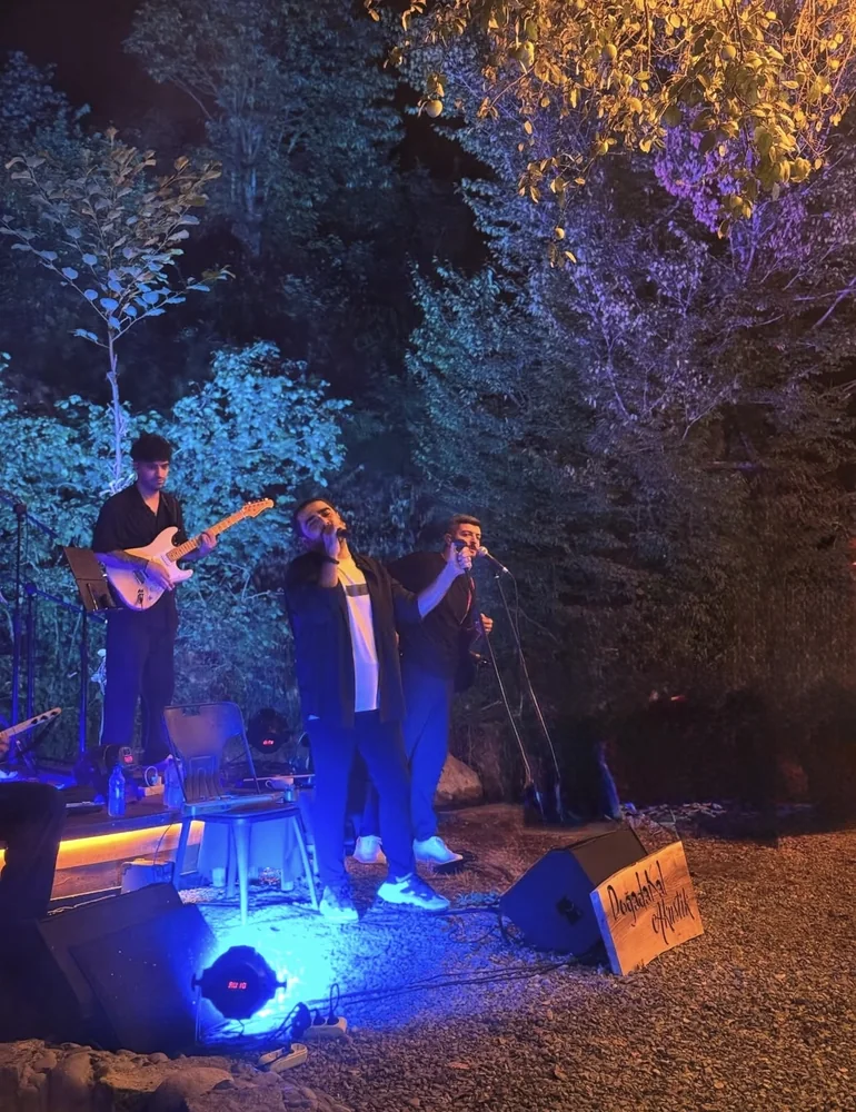 Ateş başında toplanan misafirler ve canlı müzik