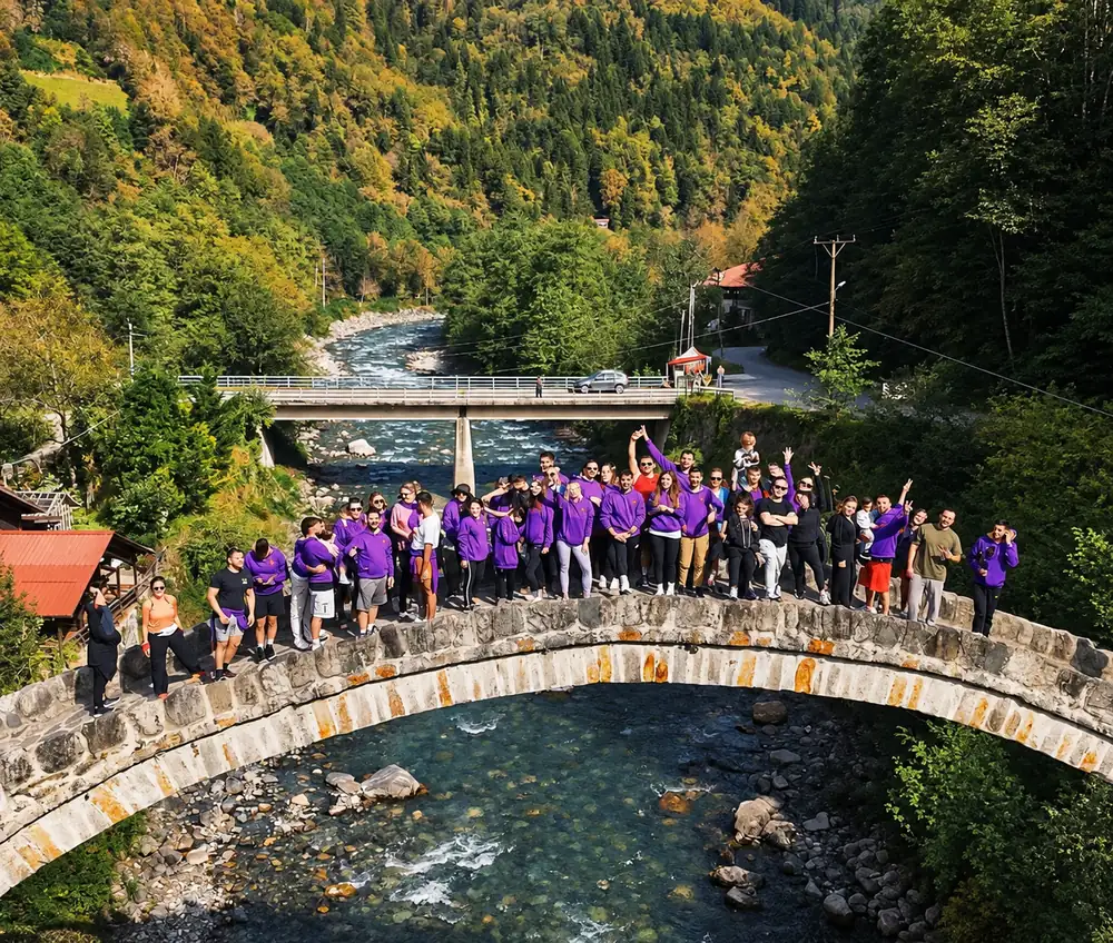 Tarihî taş kemer köprüde grup gezisi