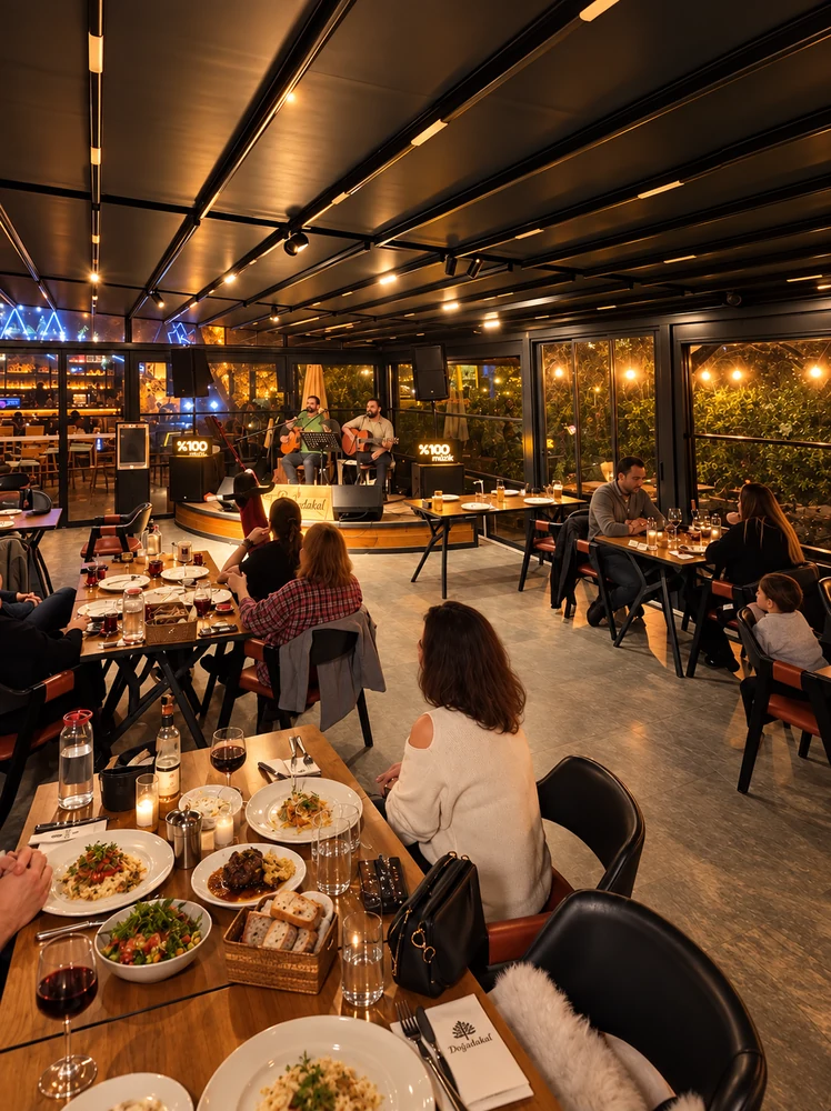Akşam saatlerinde canlı müzikle şenlenen restoran salonu