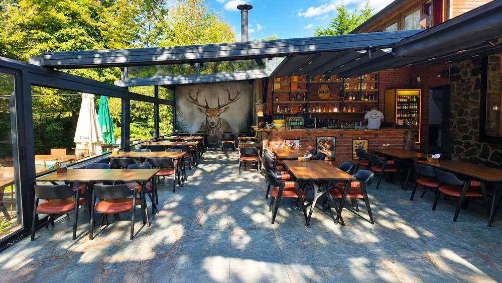 Doğaya açılan camlı restoran terası ve oturma alanı